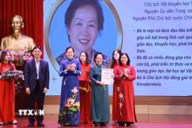 Chủ tịch Ủy ban Trung ương Mặt trận Tổ quốc Việt Nam Bùi Thị Minh Hoài trao chứng nhận tôn vinh Giáo sư-Tiến sỹ Nguyễn Thị Doan Chủ tịch Danh dự Hội Nữ trí thức Việt Nam, Chủ tịch Hội khuyến học Việt Nam, nguyên Ủy viên Trung ương Đảng, Nguyên Phó Chủ tịch nước. (Ảnh: Văn Điệp/TTXVN)