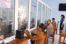 Người dân đến làm thủ tục xin cấp Giấy chứng nhận quyền sử dụng đất lần đầu tại Trung tâm phục vụ hành chính công xã Duy Xuyên, thành phố Đà Nẵng. (Ảnh: Đoàn Hữu Trung/TTXVN)