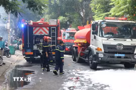 Lực lượng Cảnh sát Phòng cháy, chữa cháy và Cứu nạn, cứu hộ (Công an thành phố Đà Nẵng) khẩn trương dập tắt đám cháy tại quán karaoke trên đường Châu Thị Vĩnh Tế, thành phố Đà Nẵng. (Ảnh: Khoa Chương/TTXVN)