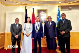 Đại sứ Phạm Hùng Tâm (thứ ba từ trái sang) tại buổi trình quốc thư. (Ảnh: TTXVN phát)