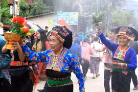 Đoàn rước nước tại Tết té nước của dân tộc Lào ở bản Na Sang. (Ảnh: Trung Kiên/TTXVN)