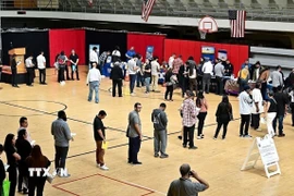 Người lao động xếp hàng chờ tìm việc tại hội chợ việc làm ở Los Angeles, Mỹ. (Ảnh: Getty Images/TTXVN)