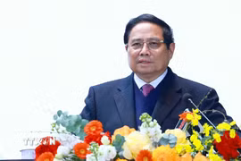 Thủ tướng Phạm Minh Chính chúc mừng đội ngũ cán bộ, bác sỹ, y sỹ nhân viên y tế Học viện Quân y. (Ảnh: Dương Giang/TTXVN)