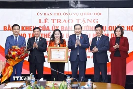 Chủ tịch Quốc hội Trần Thanh Mẫn tặng Bằng khen cho tập thể Báo Đại biểu Nhân dân đạt thành tích xuất sắc trong công tác chuyển đổi số. (Ảnh: Doãn Tấn/TTXVN)