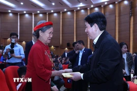 Chủ tịch nước Lương Cường mừng tuổi, chúc Tết nhân dân các dân tộc tỉnh Lào Cai. (Ảnh: Lâm Khánh/TTXVN)