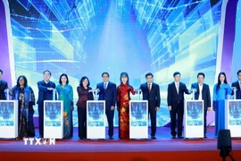 Thủ tướng Phạm Minh Chính và các đại biểu bấm nút triển khai Đề án Hỗ trợ phụ nữ khởi nghiệp giai đoạn 2026-2035 (Đề án 2415). (Ảnh: Dương Giang/TTXVN)