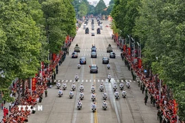 Khối xe bảo vệ hộ tống lãnh đạo Đảng, Nhà nước và đoàn khách quốc tế diễu binh trên tuyến đường Hùng Vương. (Ảnh: TTXVN)