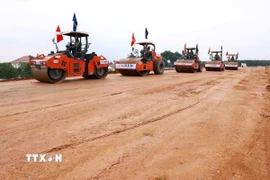 Thi công cao tốc Biên Hòa - Vũng Tàu giai đoạn 1. (Ảnh: Dương Giang/TTXVN)