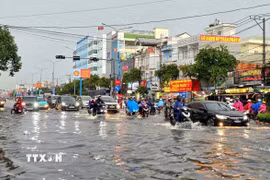 Trận mưa to trong thời gian ngắn gây ngập trên đường Nguyễn Văn Cừ. (Ảnh: Thanh Liêm/TTXVN)