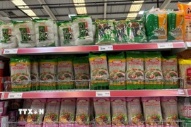 Các sản phẩm bún khô được bày bán trong siêu thị Loon Fung ở London. (Ảnh Hữu Tiến/TTXVN)