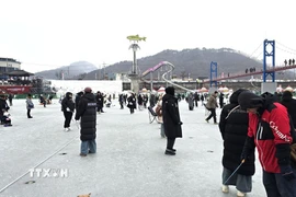 Quang cảnh khu vực câu cá trên băng tại lễ hội. (Ảnh: Đức Thắng/TTXVN)