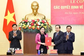 Chủ tịch Quốc hội Trần Thanh Mẫn trao Quyết định Bí thư Đảng ủy, Chủ nhiệm Ủy ban Khoa học, Công nghệ và Môi trường của Quốc hội cho bà Nguyễn Thanh Hải. (Ảnh: Doãn Tấn/TTXVN)
