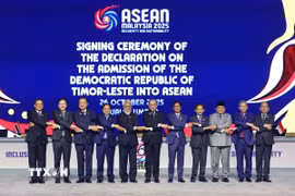 Thủ tướng Timor Leste, Kay Rala Xanana Gusmao (thứ 5, từ trái) sau Lễ ký Tuyên bố về việc kết nạp Timor Leste vào ASEAN trong lễ khai mạc Hội nghị cấp cao ASEAN-47. (Ảnh: Bernama/TTXVN phát)