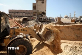 Máy xúc được sử dụng để tìm kiếm thi thể con tin Israel ở thành phố Khan Younis, Dải Gaza. (Ảnh: THX/TTXVN)