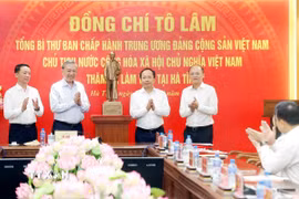Tổng Bí thư, Chủ tịch nước Tô Lâm tặng Đảng bộ, chính quyền và nhân dân tỉnh Hà Tĩnh bức tượng Chủ tịch Hồ Chí Minh. (Ảnh: Thống Nhất/TTXVN)
