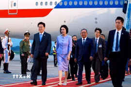 Tổng thống Hàn Quốc Lee Jae Myung và Phu nhân đến Hà Nội, bắt đầu chuyến thăm cấp Nhà nước tới Việt Nam. (Ảnh: Tuấn Anh/TTXVN)