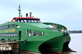 Tàu cao tốc MAILINH EXPRESS neo đậu tại cảng của Nhà máy X55, thành phố Cần Thơ. (Ảnh: TTXVN phát)