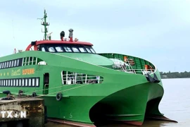 Tàu cao tốc MAILINH EXPRESS neo đậu tại cảng của Nhà máy X55, thành phố Cần Thơ. (Ảnh: TTXVN phát)