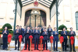 Tổng Bí thư Tô Lâm và Chủ tịch nước Lương Cường cùng các đại biểu thực hiện nghi thức bàn giao. (Ảnh: Thống Nhất/TTXVN)