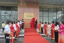 Các đại biểu tại Quảng Ninh cắt băng khánh thành dự án nhà ở xã hội đồi Ngân hàng. (Ảnh: Thanh Vân/TTXVN)