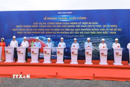 Các đại biểu tham dự nghi lễ bấm nút khởi công công trình tại điểm cầu trực tiếp sáng 19/8 tại Ninh Bình. (Ảnh Đại Nghĩa/TTXVN)
