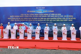 Các đại biểu tham dự nghi lễ bấm nút khởi công công trình tại điểm cầu trực tiếp sáng 19/8 tại Ninh Bình. (Ảnh Đại Nghĩa/TTXVN)