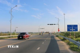 Tuyến đường liên kết vùng giữa An Giang và Đồng Tháp tại đoạn đường dẫn lên cầu Châu Đốc. (Ảnh: Công Mạo/TTXVN)