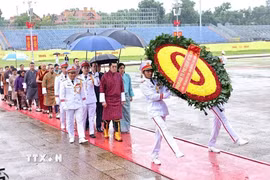 Quốc vương Bhutan Jigme Khesar Namgyel Wangchuck và Hoàng hậu Jetsun Pema Wangchuck đến đặt vòng hoa và vào Lăng viếng Chủ tịch Hồ Chí Minh. (Ảnh: Minh Đức/TTXVN)