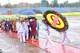 Quốc vương Bhutan Jigme Khesar Namgyel Wangchuck và Hoàng hậu Jetsun Pema Wangchuck đến đặt vòng hoa và vào Lăng viếng Chủ tịch Hồ Chí Minh. (Ảnh: Minh Đức/TTXVN)