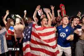 Cổ động viên Mỹ ăn mừng chiến thắng tại khu Fan Zone ở Washington. (Ảnh: Ngọc Quang/TTXVN)