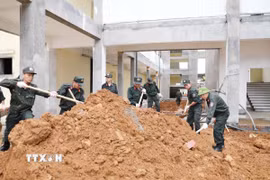 Lực lượng cán bộ chiến sỹ công an tỉnh Lai Châu tham gia chiến dịch cao điểm 100 ngày đêm hỗ trợ xây dựng các Trường PTNT Tiểu học và THCS tại xã Pa Tần. (Ảnh: Quý Trung/TTXVN)