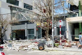 Nhà hàng trên đường Xuân Diệu (Gia Lai) bị sập hoàn toàn. (Ảnh: Đình Quân/TTXVN)