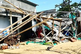 Căn nhà của một người dân ở làng chài Đề Gi bị sập một phần. (Ảnh: Sỹ Thắng/TTXVN)