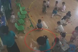 Hình ảnh ghi lại sự việc tại trường. (Ảnh cắt từ clip)