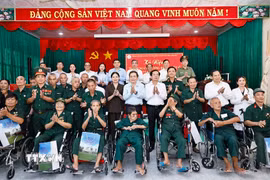 Chủ tịch Quốc hội Trần Thanh Mẫn với đại biểu và thương binh tại Trung tâm điều dưỡng Thương binh và Người có công Long Đất ở ấp Hải Sơn, xã Long Hải, Thành phố Hồ Chí Minh. (Ảnh: Doãn Tấn/TTXVN)