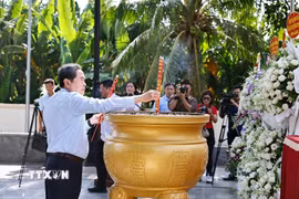 Chủ tịch Quốc hội Trần Thanh Mẫn dâng hương, dâng hoa tại Công viên Tượng đài, Nhà lưu niệm Anh hùng liệt sỹ Võ Thị Sáu. (Ảnh: Doãn Tấn/TTXVN)