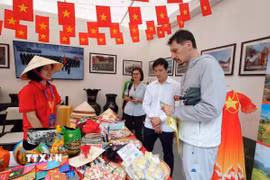 Du khách tìm hiểu về hàng thủ công mỹ nghệ Việt Nam tại sự kiện. (Ảnh: Phi Hùng/TTXVN)