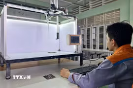 Sinh viên Trường Cao đẳng Nghề An Giang thực hành lập trình robot, huấn luyện các mô hình nhận dạng hình ảnh bằng trí tuệ nhân tạo. (Ảnh: Thanh Sang/TTXVN)
