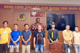 Các đối tượng trong đường dây đánh bạc qua mạng bị bắt giữ. (Ảnh: TTXVN phát)