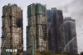 Hiện trường vụ cháy quần thể chung cư ở quận Tai Po, Hong Kong (Trung Quốc) (Ảnh: THX/TTXVN)