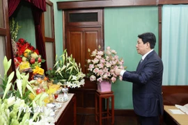 Chủ tịch nước Lương Cường dâng hương tưởng niệm Chủ tịch Hồ Chí Minh tại Nhà 67. (Ảnh: Lâm Khánh/TTXVN)