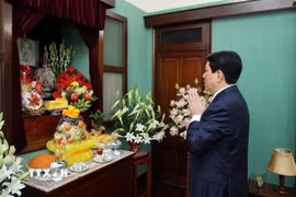 Chủ tịch nước Lương Cường dâng hương tưởng niệm Chủ tịch Hồ Chí Minh tại Nhà 67. (Ảnh: Lâm Khánh/TTXVN)