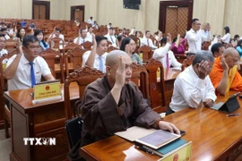 Đại biểu HĐND tỉnh Kiên Giang biểu quyết thông qua các nghị quyết. (Ảnh: Lê Huy Hải/TTXVN)