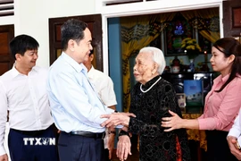 Chủ tịch Quốc hội Trần Thanh Mẫn thăm, tặng quà Mẹ Việt Nam Anh hùng Đào Thị Vui. (Ảnh: Doãn Tấn/TTXVN)