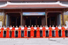 Chủ tịch Quốc hội Trần Thanh Mẫn và đại biểu cắt băng khánh thành Khu lưu niệm Tổng Bí thư Lê Duẩn tại Quảng Trị. (Ảnh: Doãn Tấn/TTXVN)