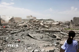 Cảnh đổ nát sau vụ không kích của Mỹ tại Sanaa, Yemen, ngày 27/4/2025. (Ảnh: THX/TTXVN)