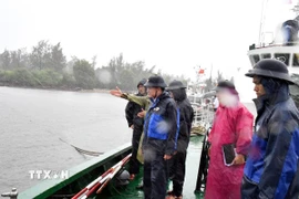 Đại tá Trương Bá Long, Phó Tư lệnh-Tham mưu trưởng Bộ Tư lệnh Vùng Cảnh sát biển 2 kiểm tra công tác phòng chống bão số 10 tại Hải đoàn 21. (Ảnh: Trần Tĩnh TTXVN)