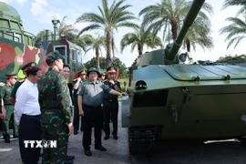 Thủ tướng Phạm Minh Chính tham quan sản phẩm Công nghiệp quốc phòng. (Ảnh: Dương Giang/TTXVN)