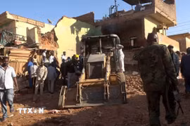 Cảnh đổ nát sau vụ pháo kích tại khu chợ Sabreen ở Omdurman, Sudan, ngày 1/2/2025. (Ảnh: THX/TTXVN)