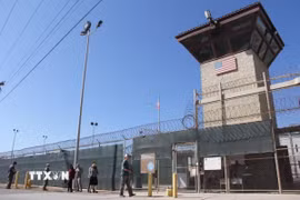 Hàng rào bên ngoài nhà tù Guantanamo, nằm trong căn cứ Hải quân Mỹ ở Vịnh Guantanamo. (Ảnh: AFP/TTXVN)